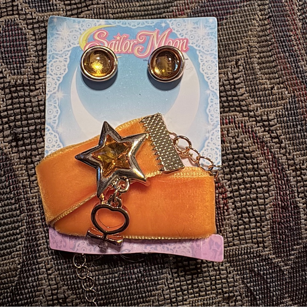 Sailor Moon Sailor Venus Earrings & Choker Set